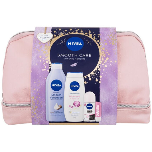 „Nivea Smooth Care Skincare Moments“ rinkinys – dovanų rinkinys su dušo žele „Sensation“ (400 ml), dušo kremu „Diamond & Argan Oil“ (250 ml) ir antiperspirantasu „Invisible Black & White“.